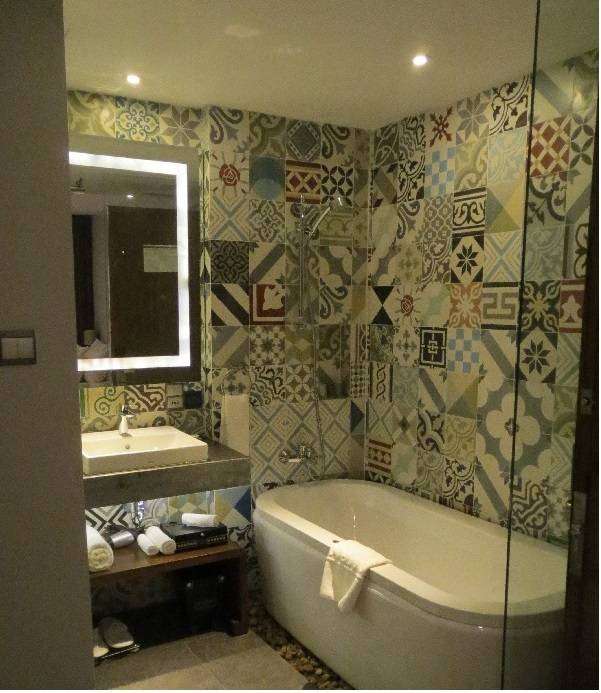 phòng tắm nhẹ nhàng, thoải mái hơn với gạch bông