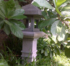 Đèn đá trung