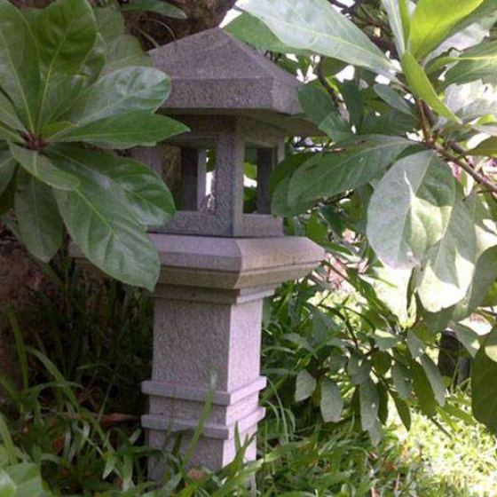 Đèn đá trung