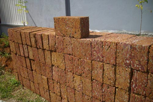 Đá ong vàng (đỏ) xây tường