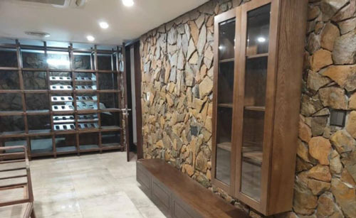 Đá chẻ vàng lông chuột không chỉ là vật liệu trang trí, mà còn là linh hồn của kiến trúc mộc mạc. Mỗi bức tường được ốp đá chẻ không đơn thuần là lớp hoàn thiện, mà là một tác phẩm nghệ thuật đến từ thiên nhiên – mộc, bền, đẹp và tinh tế. Nếu bạn đang tìm kiếm một vật liệu mang lại cảm xúc, gần gũi nhưng vẫn đậm chất riêng, thì đá chẻ vàng lông chuột chính là lựa chọn đáng cân nhắc cho mọi không gian sống.