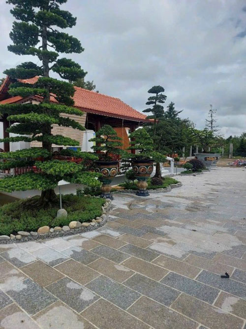 Sân lát đá đỏ Bình Định